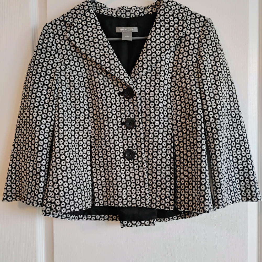 Ann Taylor Floral Blazer – Size 2 – Black & White